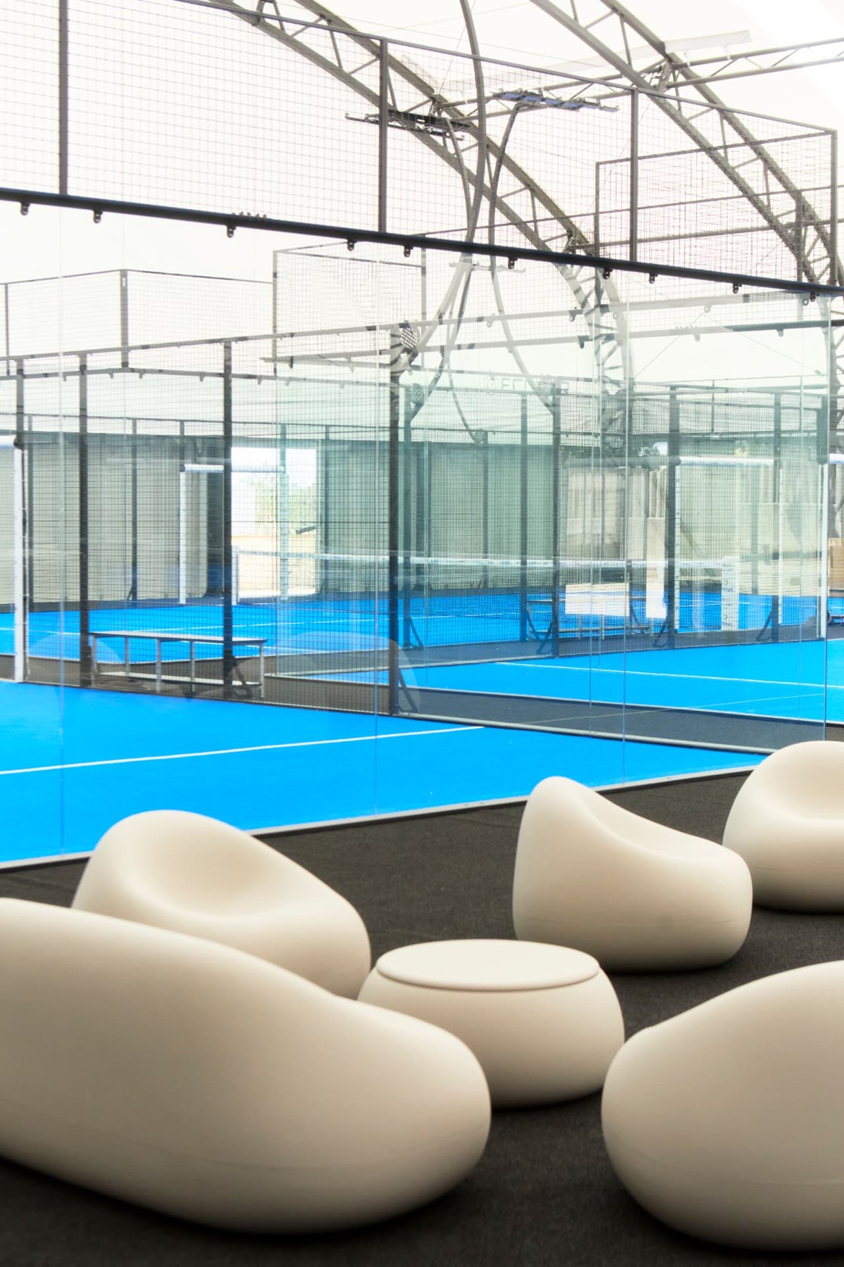 Vista sui campi da padel al coperto di Padeya