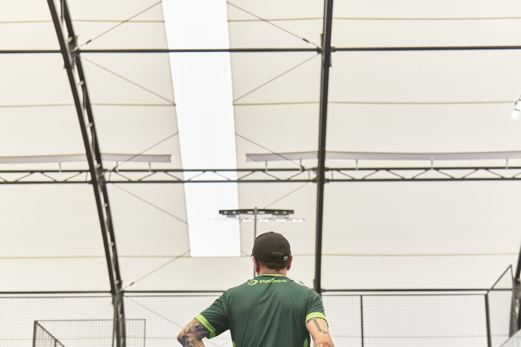 Partita di padel sui campi coperti